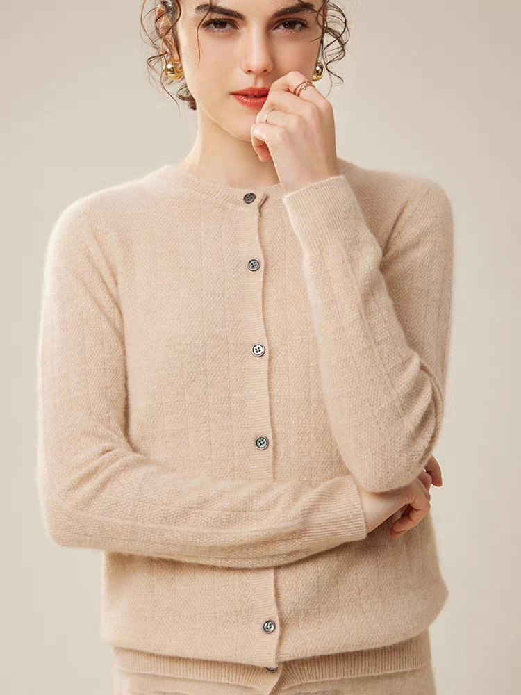 柔软的冬季羊毛毛衣针织开衫的妇女-舒适的时尚