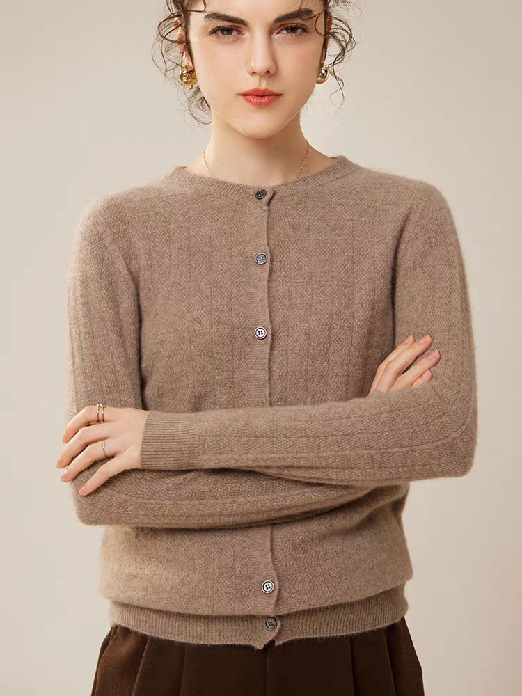 柔软的冬季羊毛毛衣针织开衫的妇女-舒适的时尚