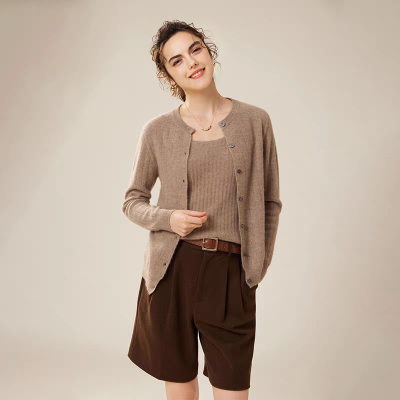 柔软的冬季羊毛毛衣针织开衫的妇女-舒适的时尚