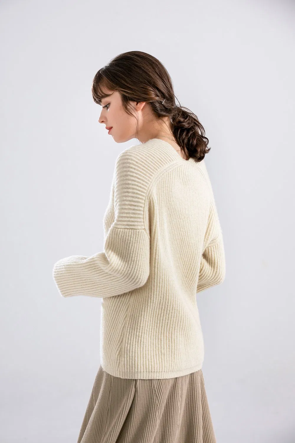 2025热卖V领羊毛休闲宽松套头毛衣毛衣跳线为女性