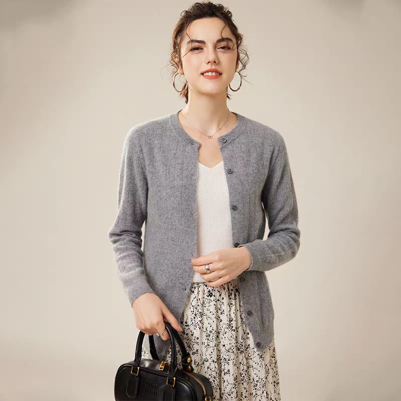 柔软的冬季羊毛毛衣针织开衫的妇女-舒适的时尚