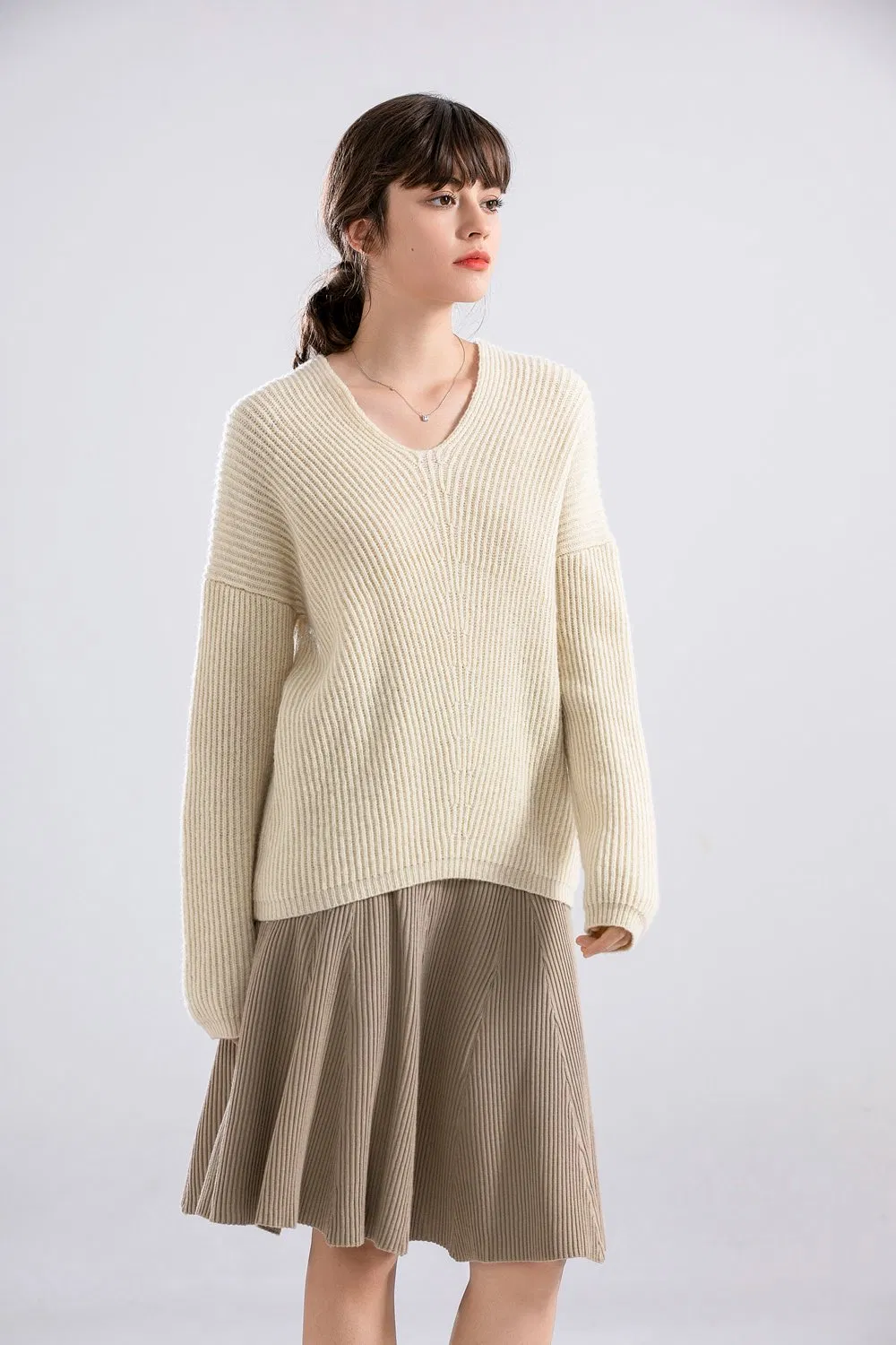 2025热卖V领羊毛休闲宽松套头毛衣毛衣跳线为女性