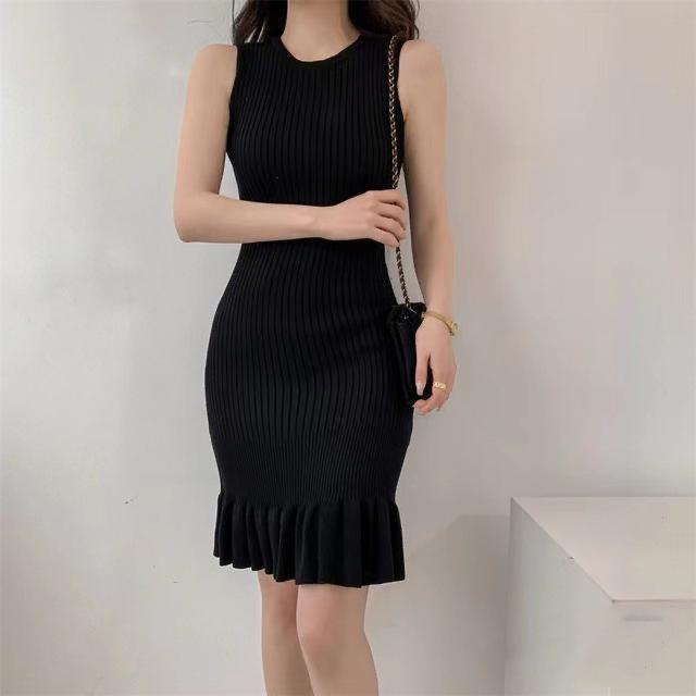 别致的无袖背心针织连衣裙，适合女性修身