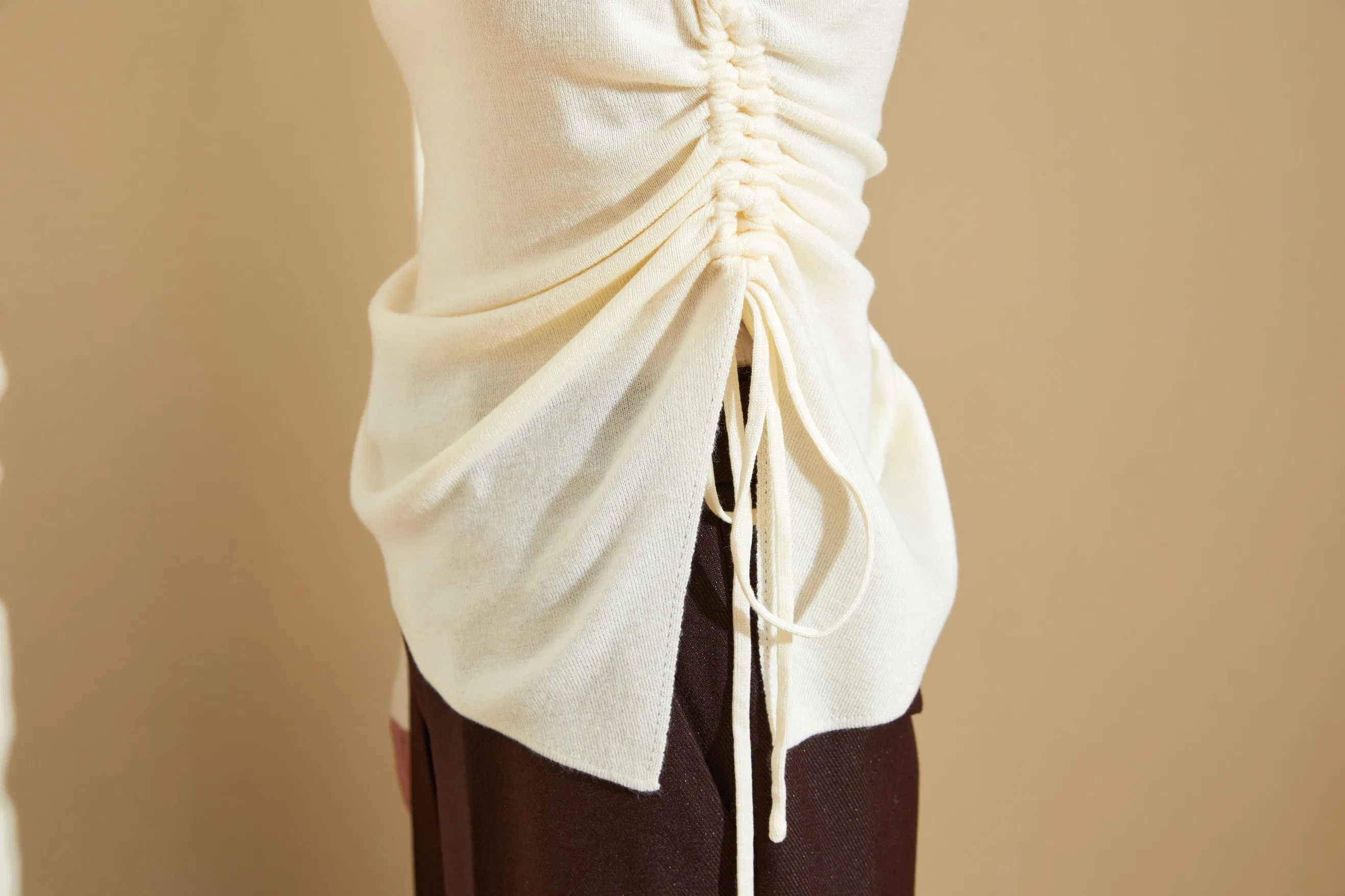 Luxury Women&amp;prime;S Side Drawstring Design100%羊毛套头毛衣