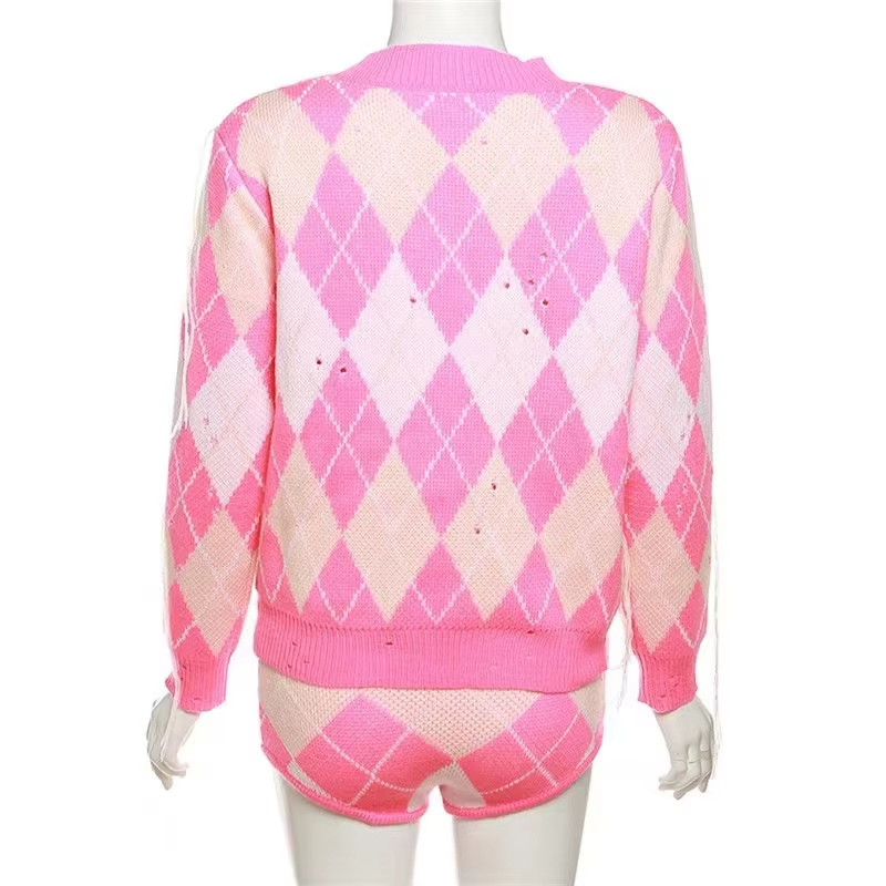 错落有致的保暖纽扣毛衣Miss Lovely Deep V短款两件套