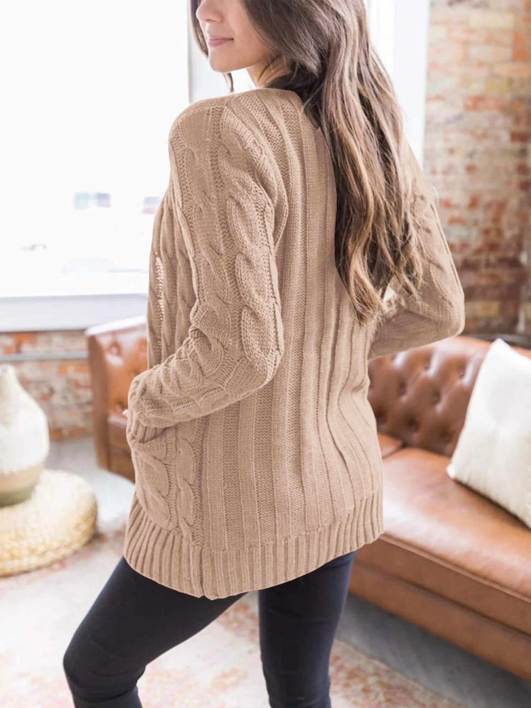 轻巧的秋季冬季休闲毛衣与纽扣开衫