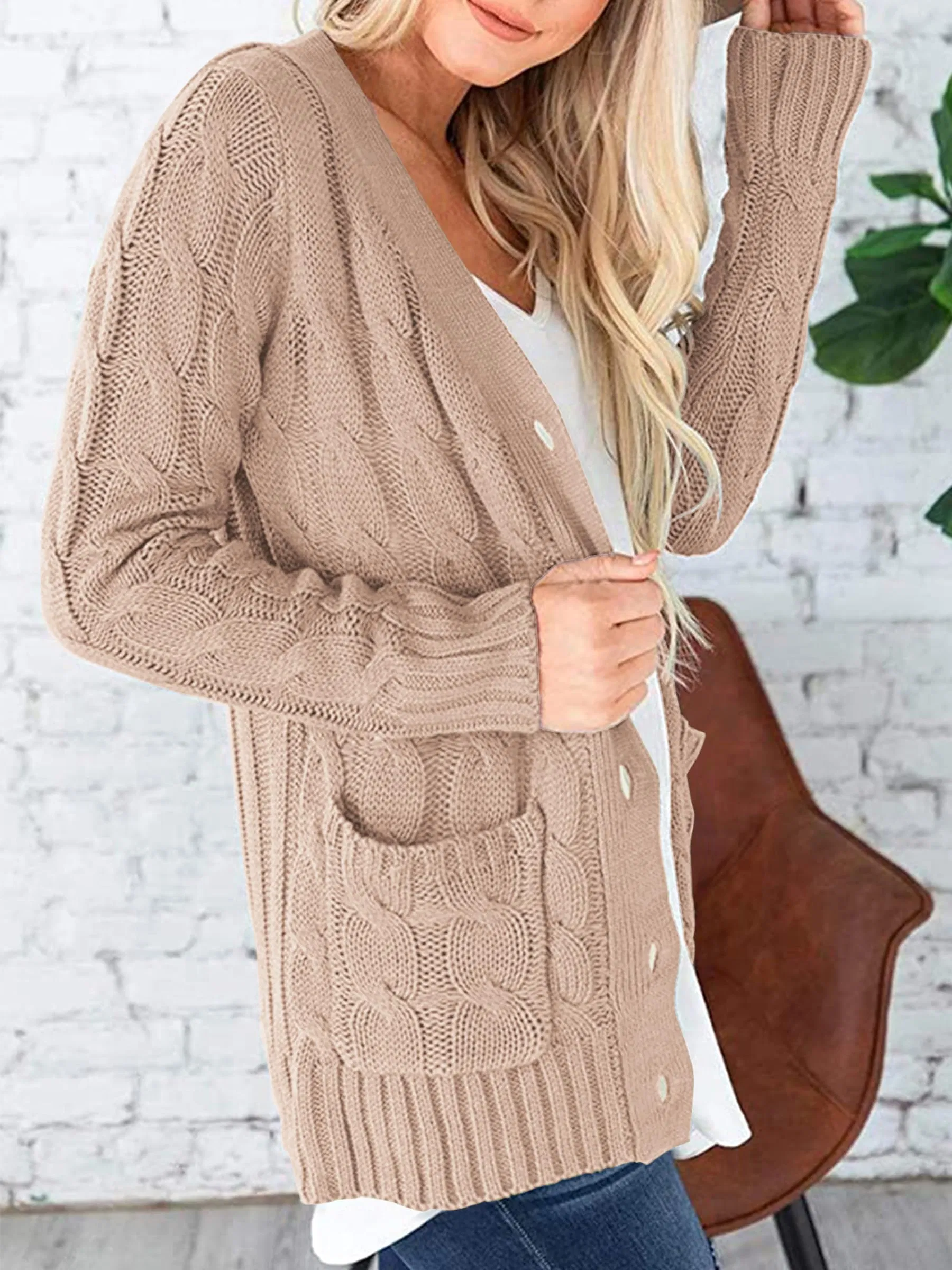 轻巧的秋季冬季休闲毛衣与纽扣开衫