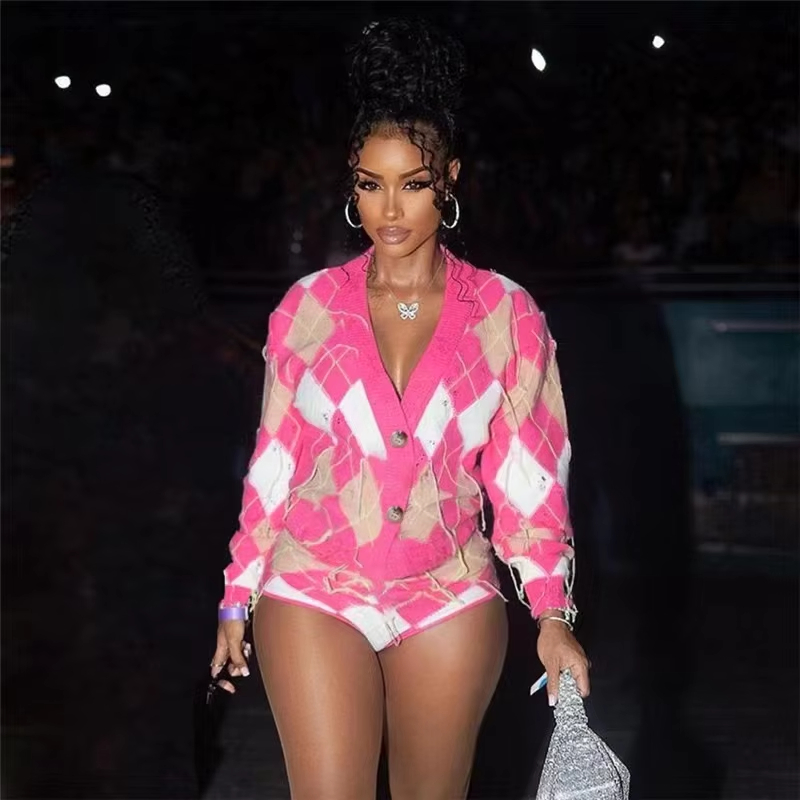 错落有致的保暖纽扣毛衣Miss Lovely Deep V短款两件套