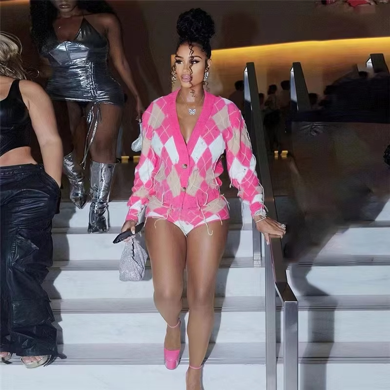 错落有致的保暖纽扣毛衣Miss Lovely Deep V短款两件套