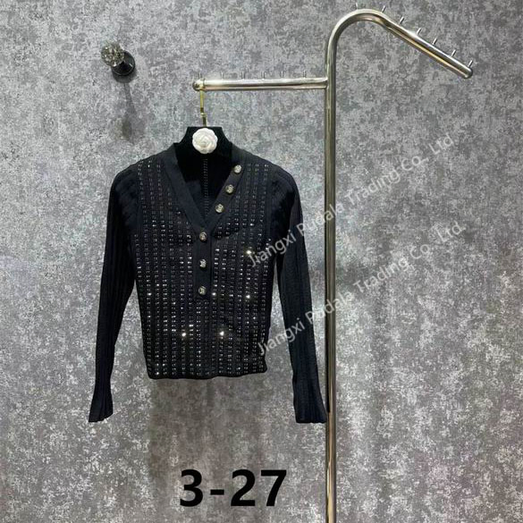 新款时尚服装女性羊毛毛衣长袖开衫服装带纽扣V领