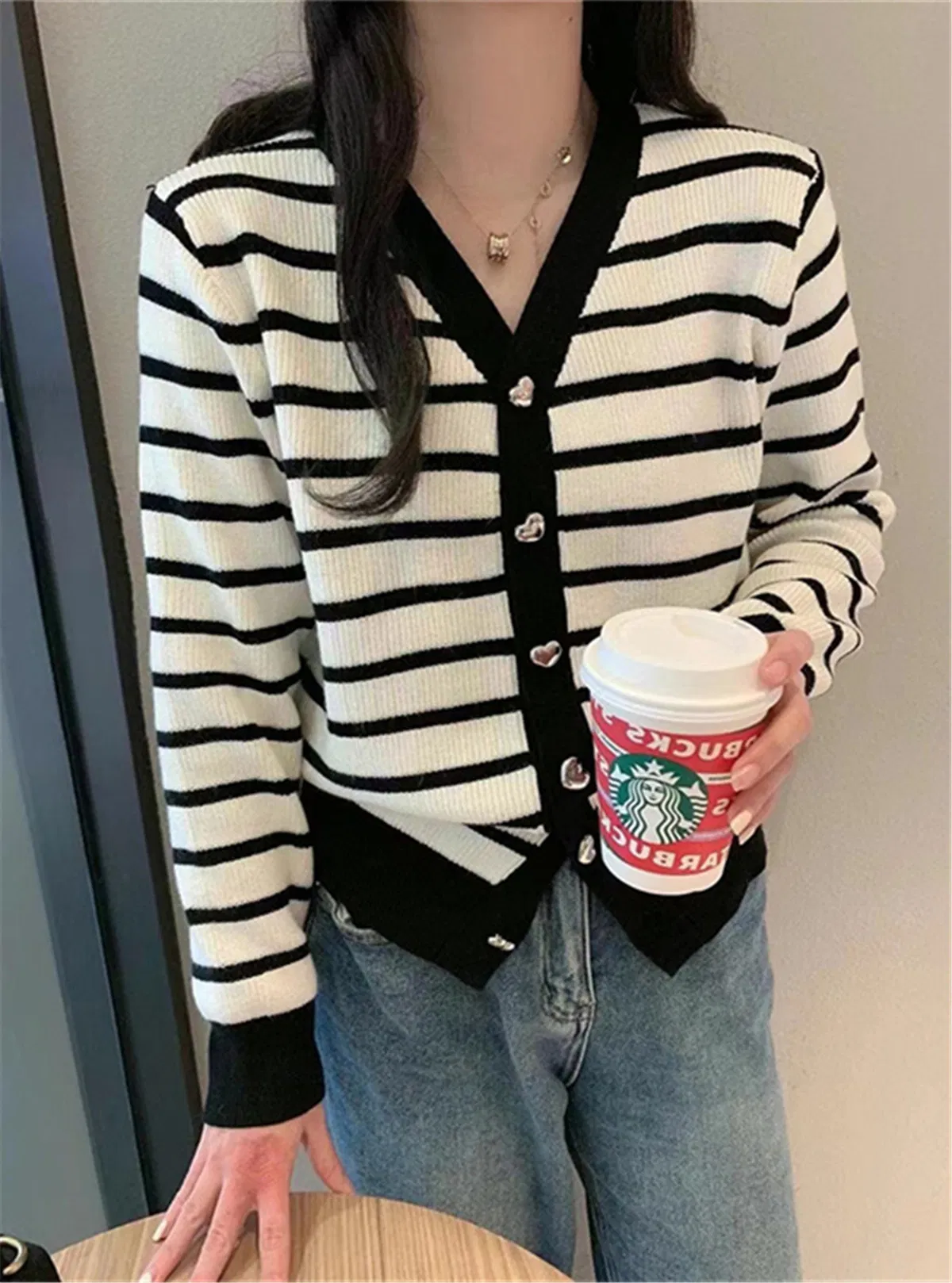 Women&prime;S条纹撞色针织心形纽扣宽松九分款毛衣