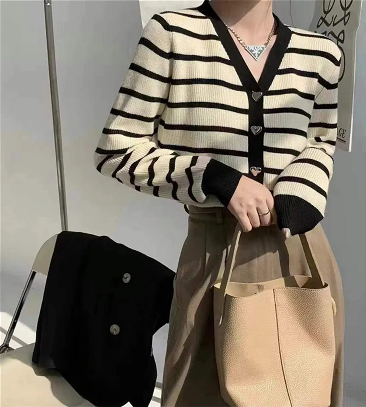 Women&amp;prime;S条纹撞色针织心形纽扣宽松九分款毛衣