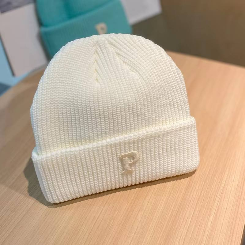 舒适的冬季针织帽户外活动和温暖