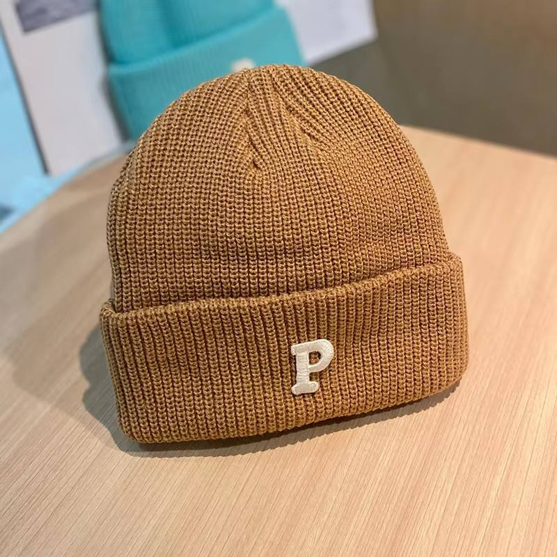 舒适的冬季针织帽户外活动和温暖